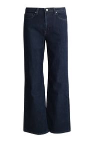 My essential wardrobe 10704222 05 TH LOUIS 139